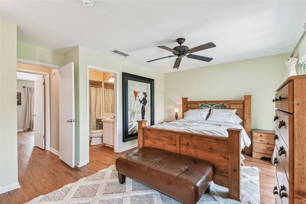 Под контрактом: $3,900 (2 спален, 2 ванн, 1344 Квадратных фут)