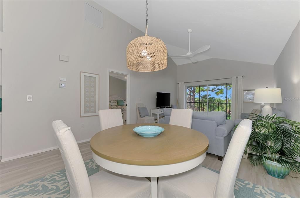 合同活跃: $138,900 (2 贝兹, 2 浴室, 1092 平方英尺)