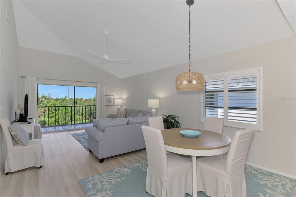 合同活跃: $138,900 (2 贝兹, 2 浴室, 1092 平方英尺)