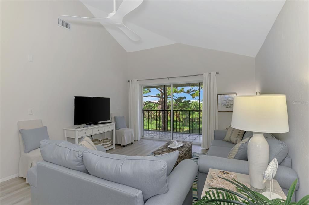 合同活跃: $138,900 (2 贝兹, 2 浴室, 1092 平方英尺)