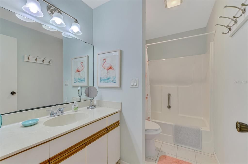 合同活跃: $138,900 (2 贝兹, 2 浴室, 1092 平方英尺)