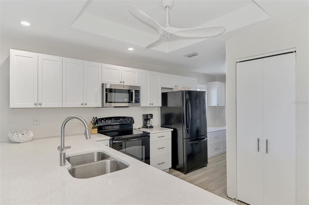 合同活跃: $138,900 (2 贝兹, 2 浴室, 1092 平方英尺)