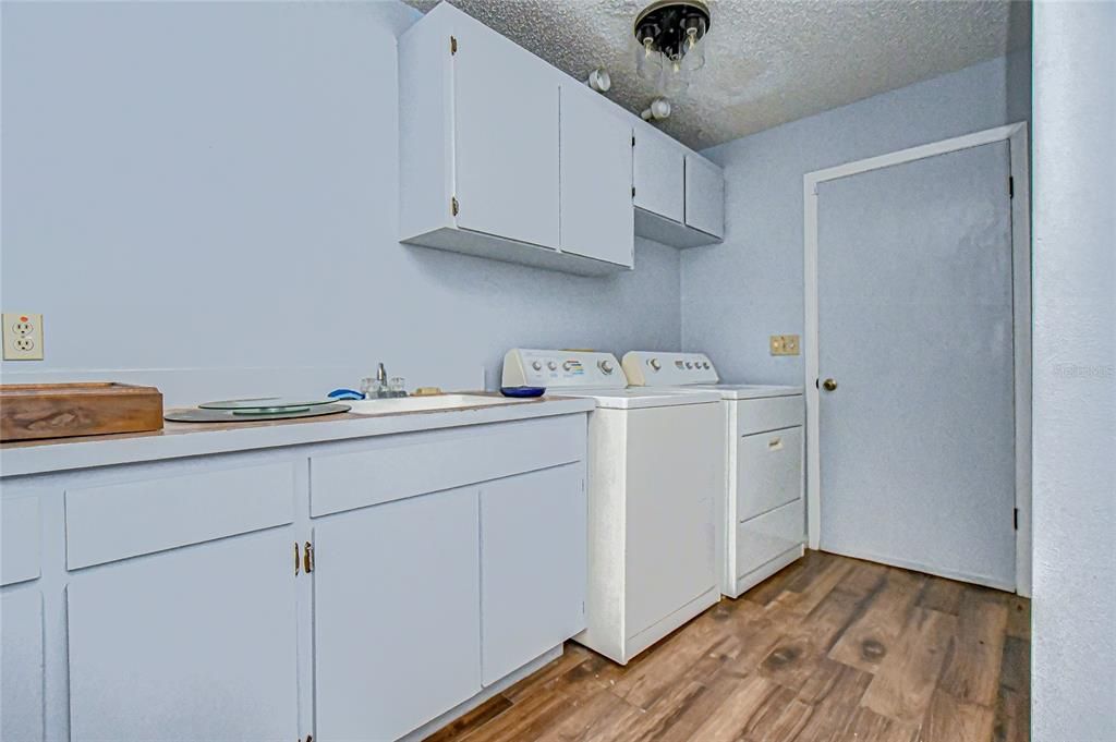 En Venta: $325,000 (4 camas, 2 baños, 2415 Pies cuadrados)