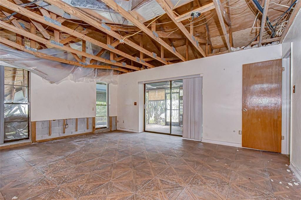 En Venta: $325,000 (4 camas, 2 baños, 2415 Pies cuadrados)