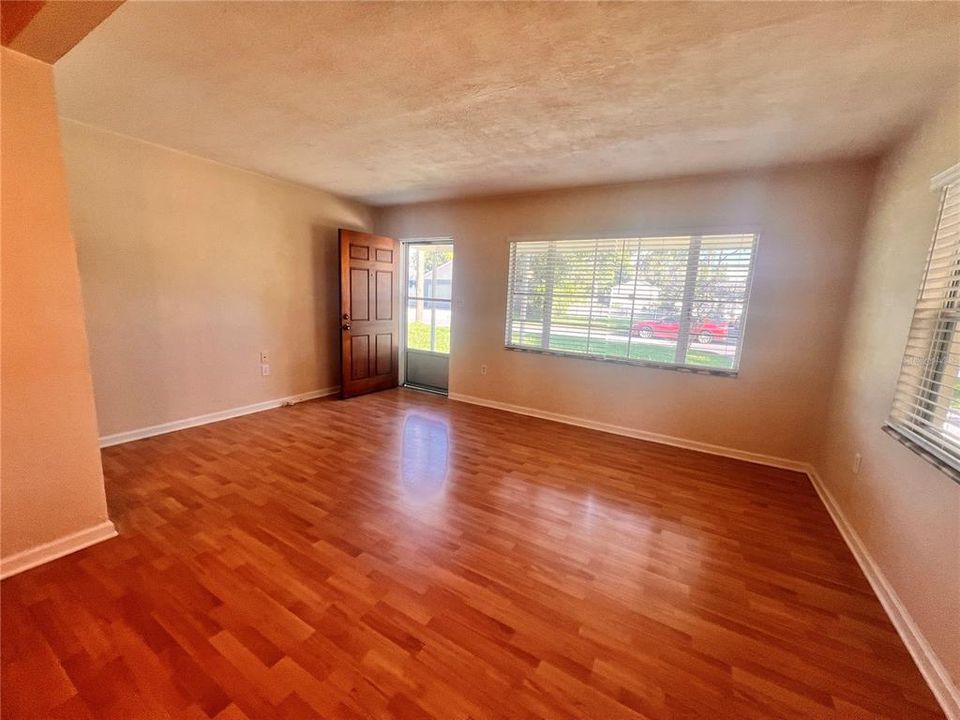 Active With Contract: $1,895 (2 beds, 1 baths, 1100 Square Feet)