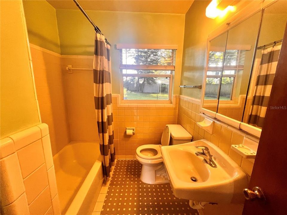 Active With Contract: $1,895 (2 beds, 1 baths, 1100 Square Feet)