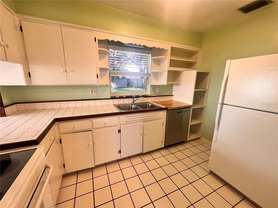 Active With Contract: $1,895 (2 beds, 1 baths, 1100 Square Feet)