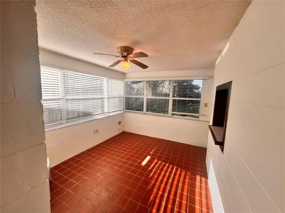 Active With Contract: $1,895 (2 beds, 1 baths, 1100 Square Feet)