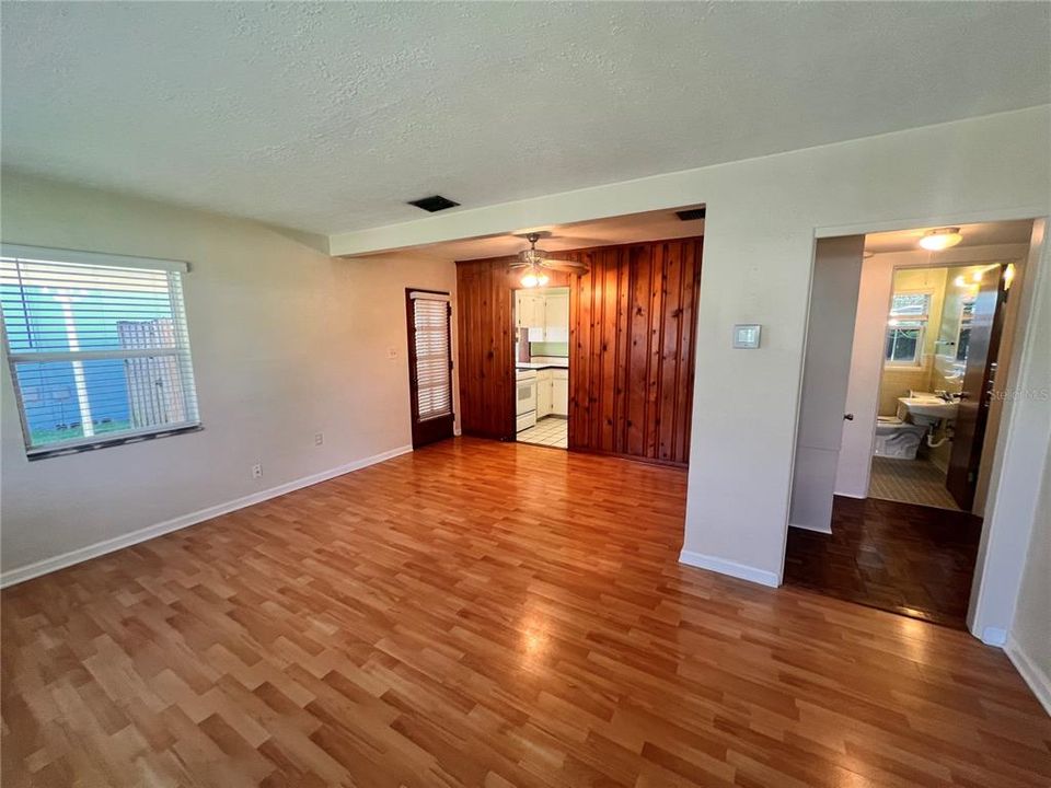 Active With Contract: $1,895 (2 beds, 1 baths, 1100 Square Feet)