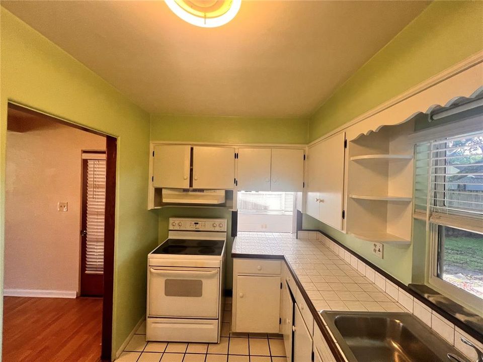 Active With Contract: $1,895 (2 beds, 1 baths, 1100 Square Feet)