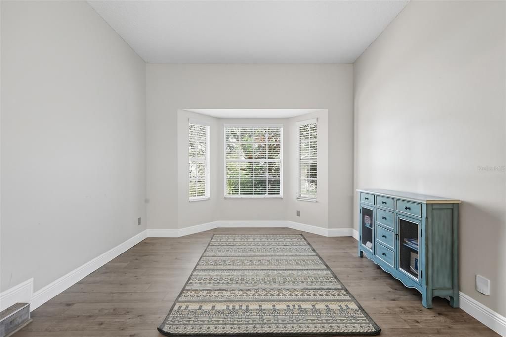 Activo con contrato: $500,000 (4 camas, 2 baños, 1977 Pies cuadrados)