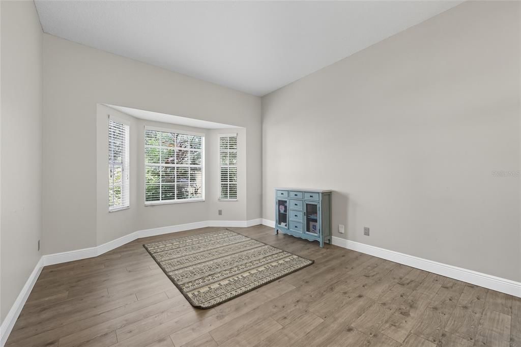 Activo con contrato: $500,000 (4 camas, 2 baños, 1977 Pies cuadrados)