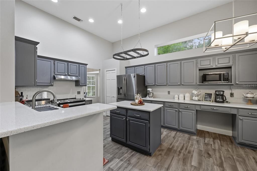 Activo con contrato: $500,000 (4 camas, 2 baños, 1977 Pies cuadrados)