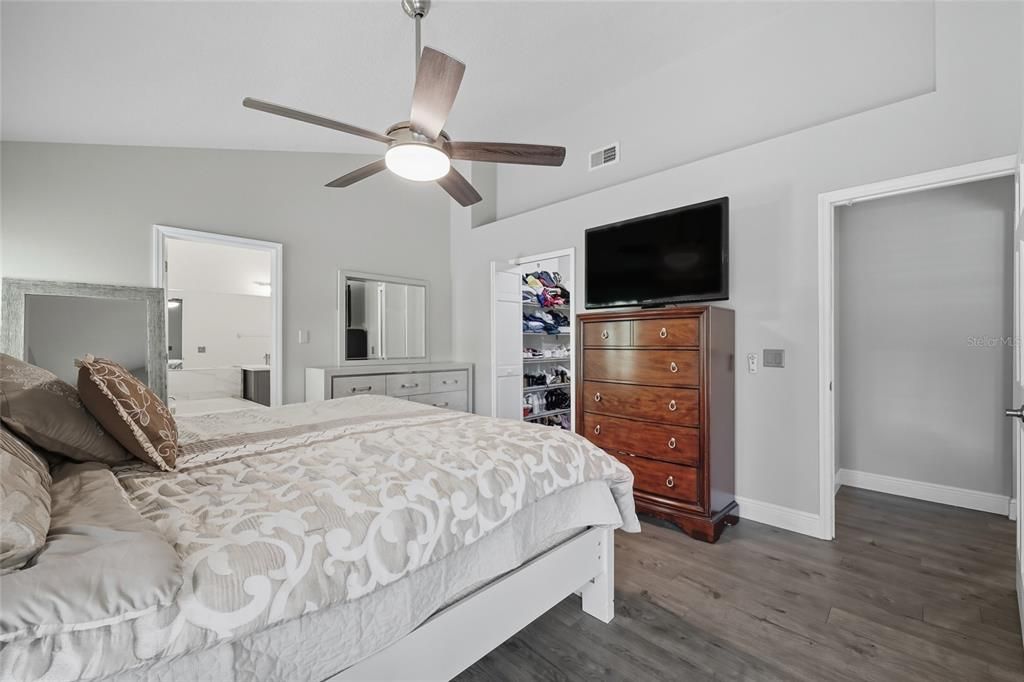 Activo con contrato: $500,000 (4 camas, 2 baños, 1977 Pies cuadrados)