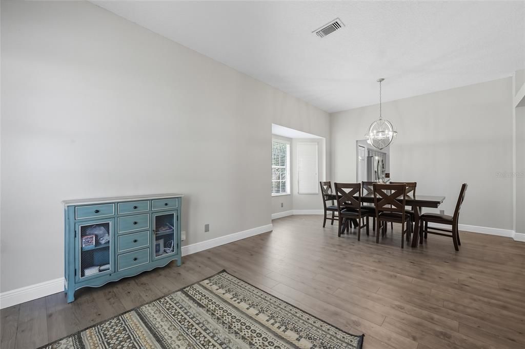 Activo con contrato: $500,000 (4 camas, 2 baños, 1977 Pies cuadrados)