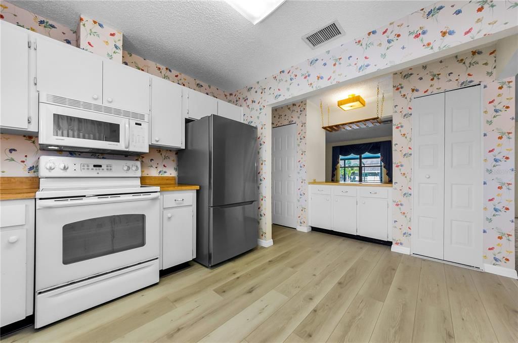 Active With Contract: $250,000 (2 beds, 2 baths, 1540 Square Feet)