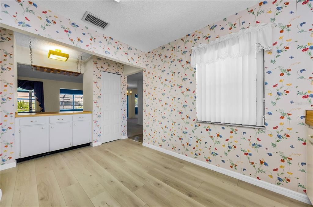 Active With Contract: $250,000 (2 beds, 2 baths, 1540 Square Feet)