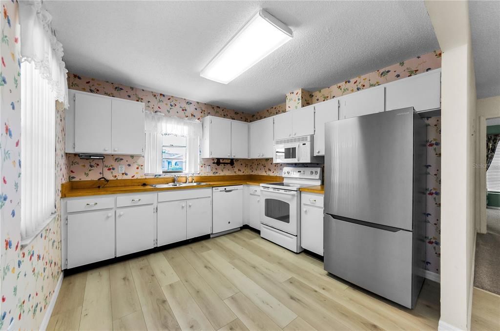 Active With Contract: $250,000 (2 beds, 2 baths, 1540 Square Feet)