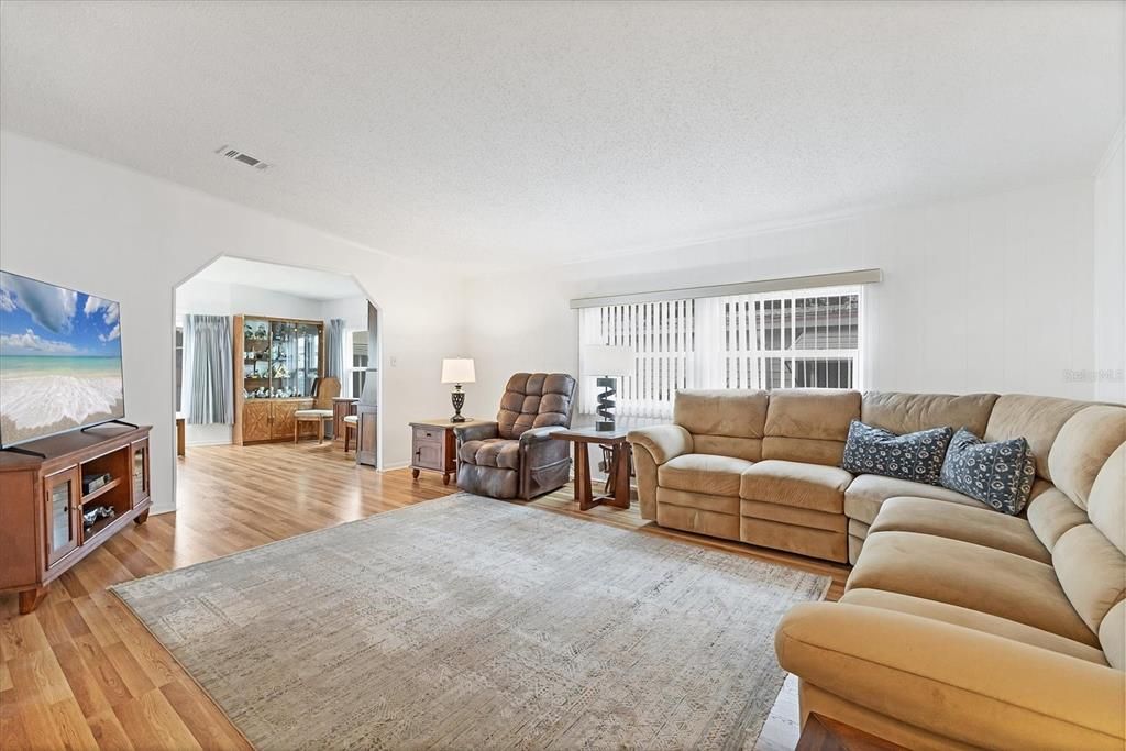 合同活跃: $259,900 (2 贝兹, 2 浴室, 1406 平方英尺)