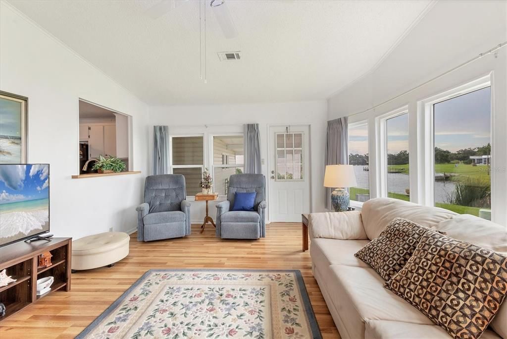 合同活跃: $259,900 (2 贝兹, 2 浴室, 1406 平方英尺)