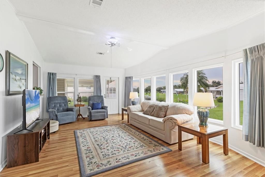 合同活跃: $259,900 (2 贝兹, 2 浴室, 1406 平方英尺)