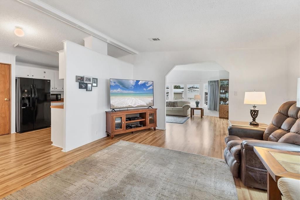 合同活跃: $259,900 (2 贝兹, 2 浴室, 1406 平方英尺)