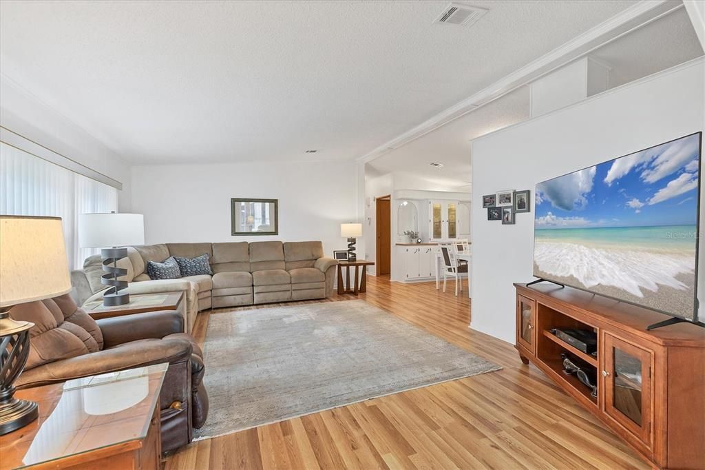 合同活跃: $259,900 (2 贝兹, 2 浴室, 1406 平方英尺)