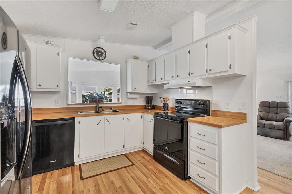 合同活跃: $259,900 (2 贝兹, 2 浴室, 1406 平方英尺)