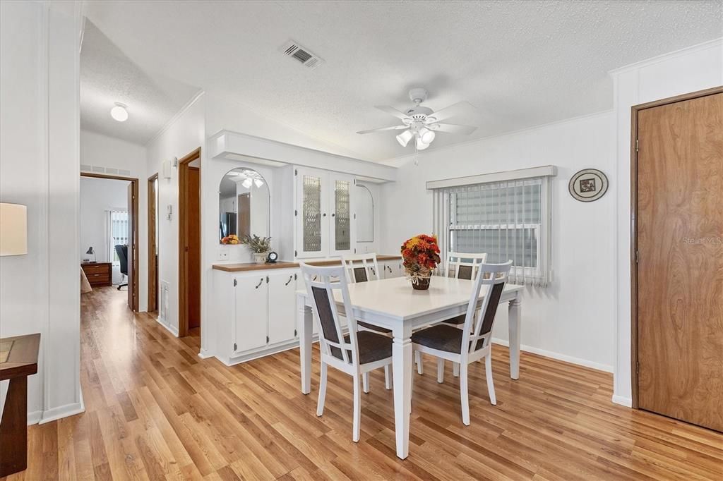 合同活跃: $259,900 (2 贝兹, 2 浴室, 1406 平方英尺)