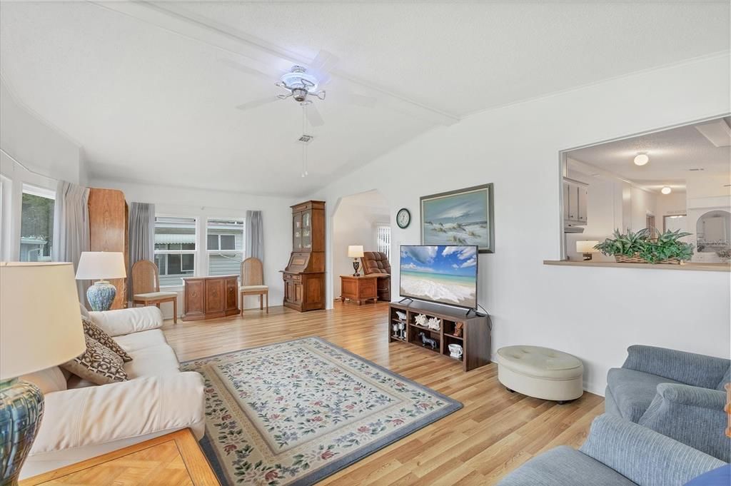 合同活跃: $259,900 (2 贝兹, 2 浴室, 1406 平方英尺)