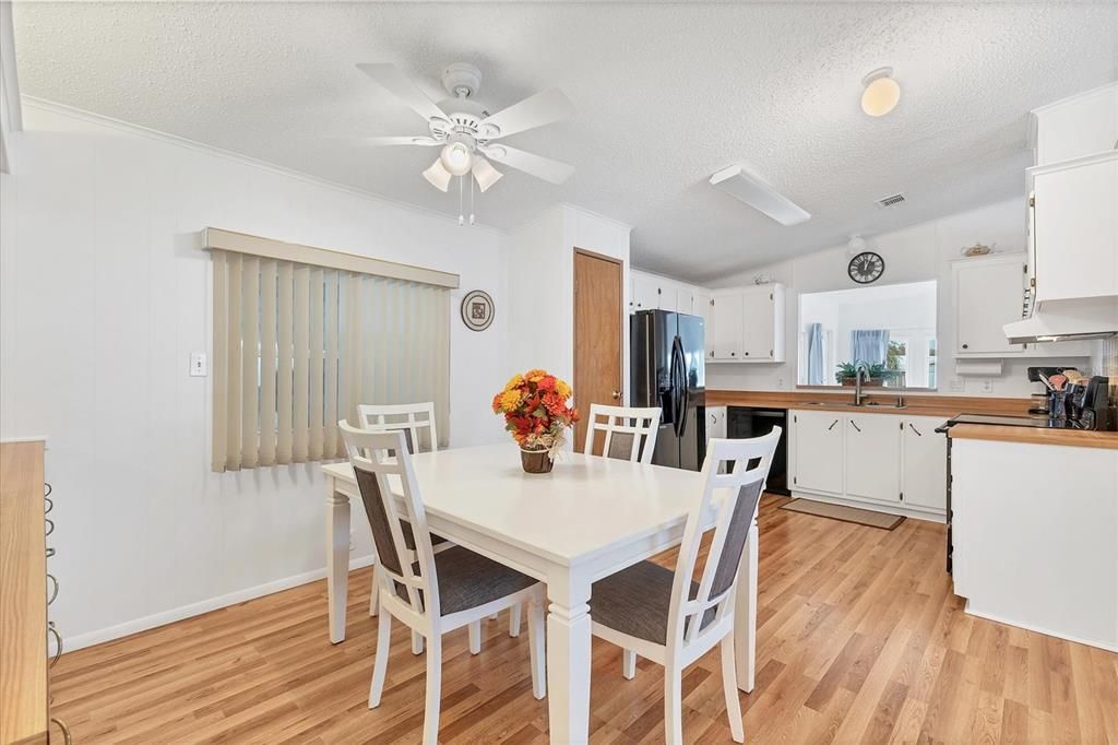 合同活跃: $259,900 (2 贝兹, 2 浴室, 1406 平方英尺)