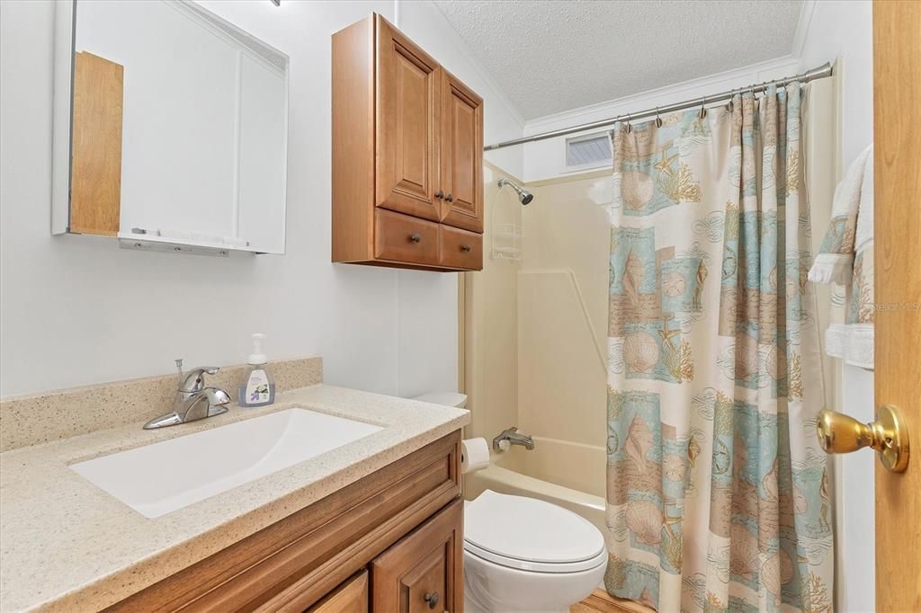 合同活跃: $259,900 (2 贝兹, 2 浴室, 1406 平方英尺)