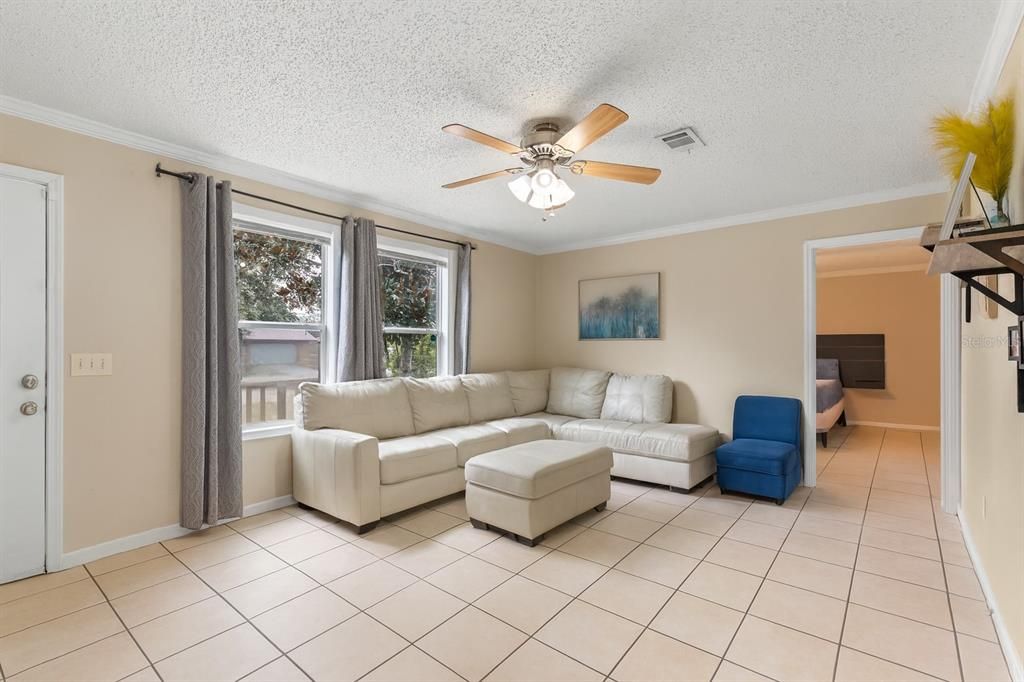 合同活跃: $257,000 (4 贝兹, 2 浴室, 1456 平方英尺)