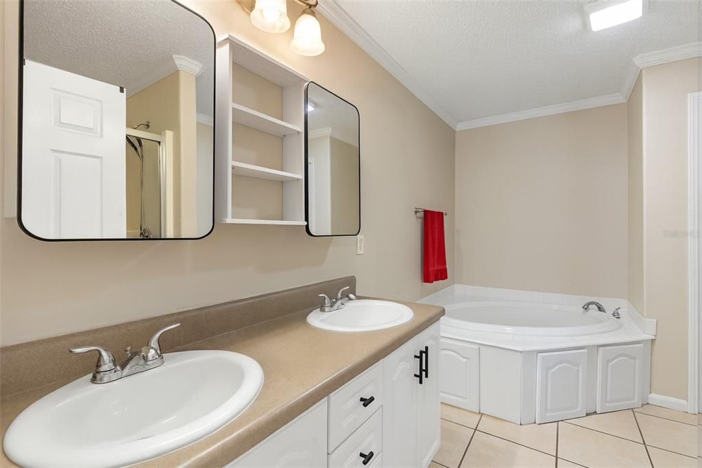 合同活跃: $257,000 (4 贝兹, 2 浴室, 1456 平方英尺)