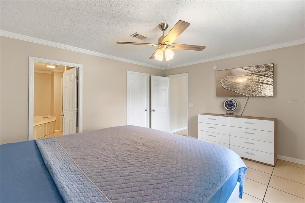 合同活跃: $257,000 (4 贝兹, 2 浴室, 1456 平方英尺)