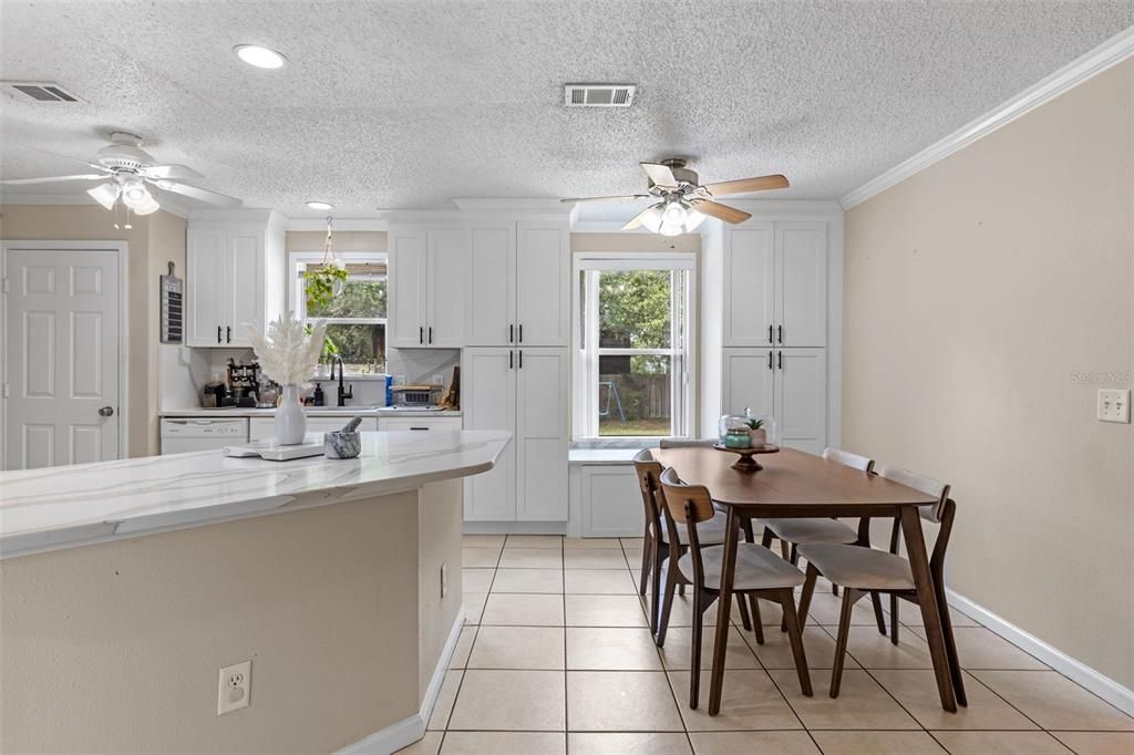 合同活跃: $257,000 (4 贝兹, 2 浴室, 1456 平方英尺)