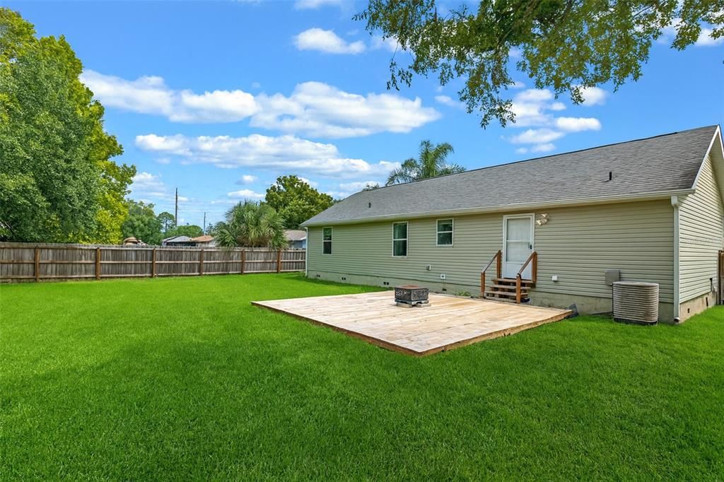 合同活跃: $257,000 (4 贝兹, 2 浴室, 1456 平方英尺)