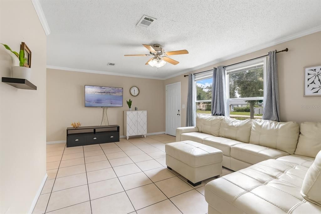 合同活跃: $257,000 (4 贝兹, 2 浴室, 1456 平方英尺)