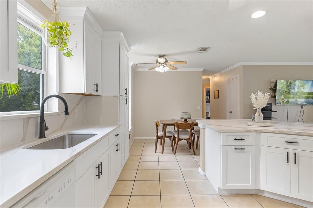 合同活跃: $257,000 (4 贝兹, 2 浴室, 1456 平方英尺)