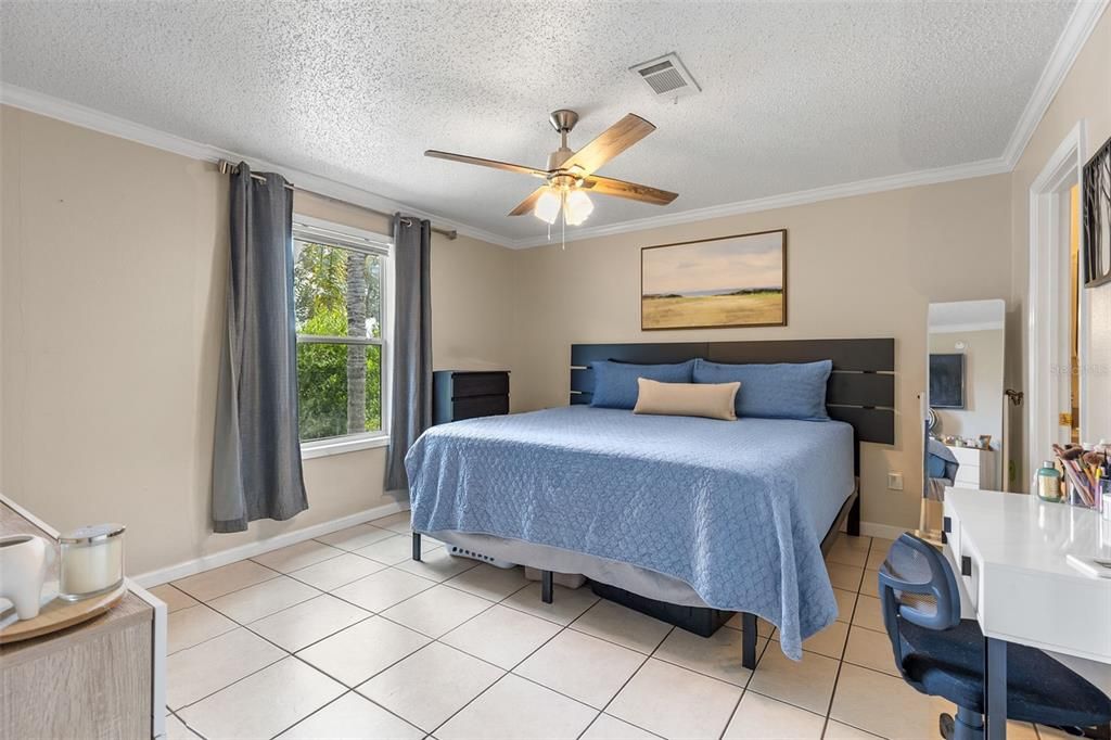 合同活跃: $257,000 (4 贝兹, 2 浴室, 1456 平方英尺)