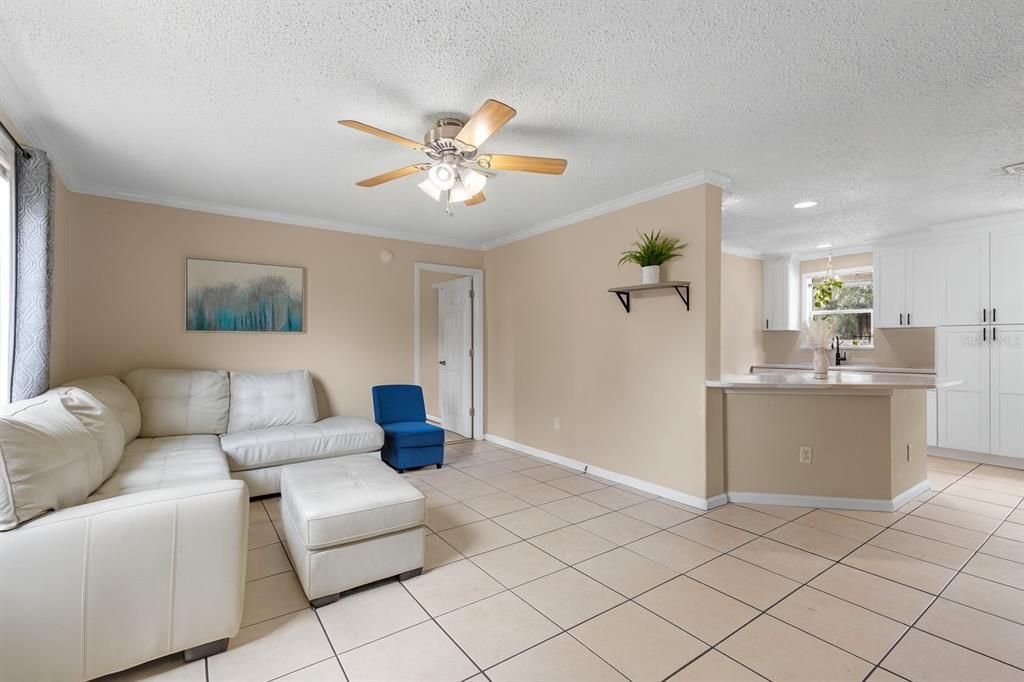 合同活跃: $257,000 (4 贝兹, 2 浴室, 1456 平方英尺)