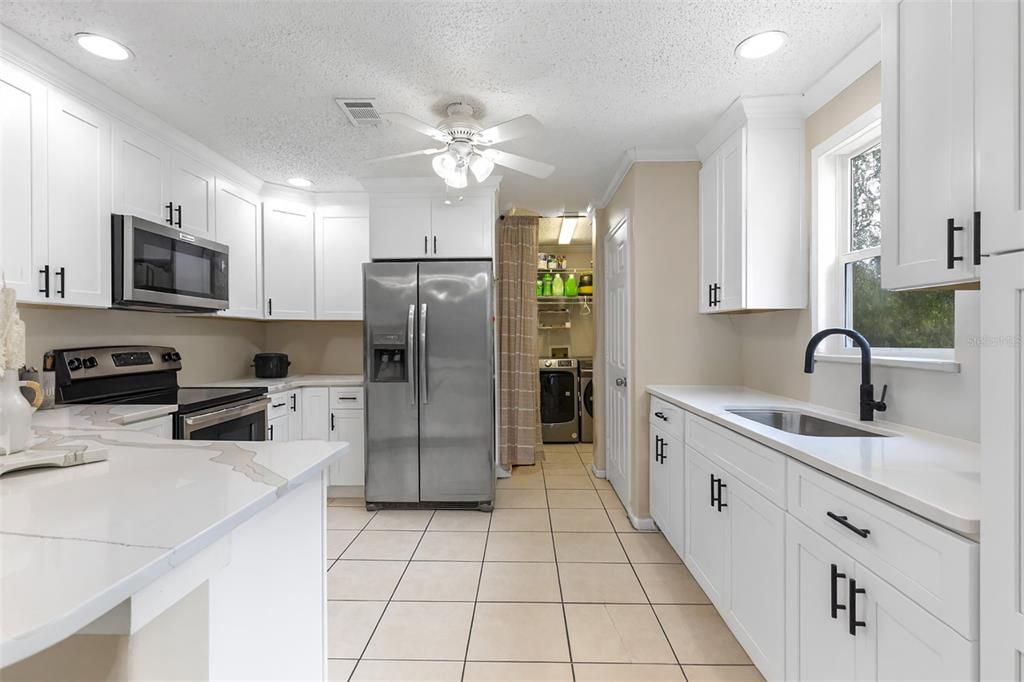 合同活跃: $257,000 (4 贝兹, 2 浴室, 1456 平方英尺)