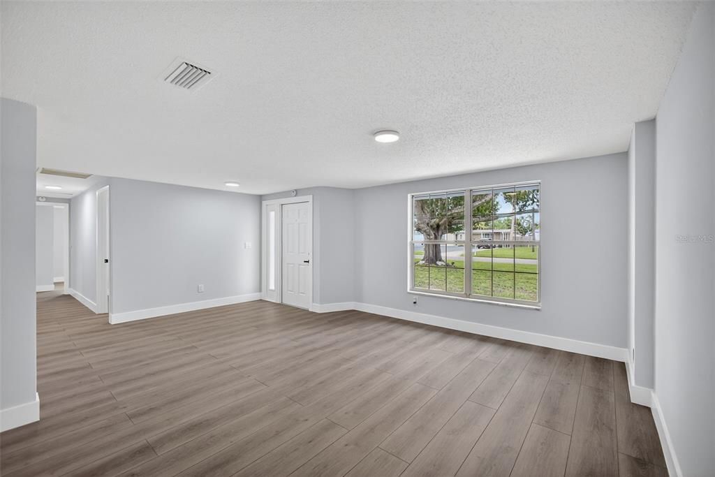 Active With Contract: $339,500 (3 beds, 2 baths, 1461 Square Feet)