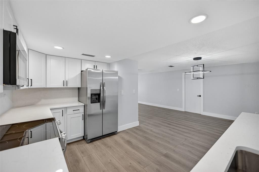 Active With Contract: $339,500 (3 beds, 2 baths, 1461 Square Feet)