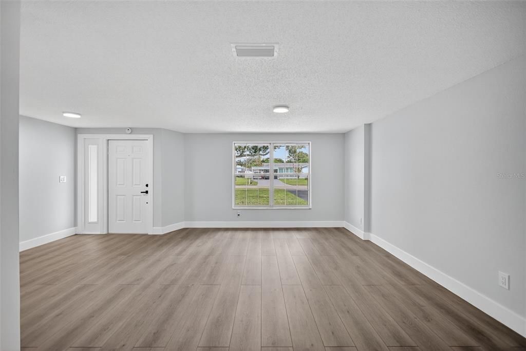 Active With Contract: $339,500 (3 beds, 2 baths, 1461 Square Feet)