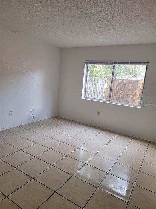For Rent: $1,050 (2 beds, 1 baths, 900 Square Feet)