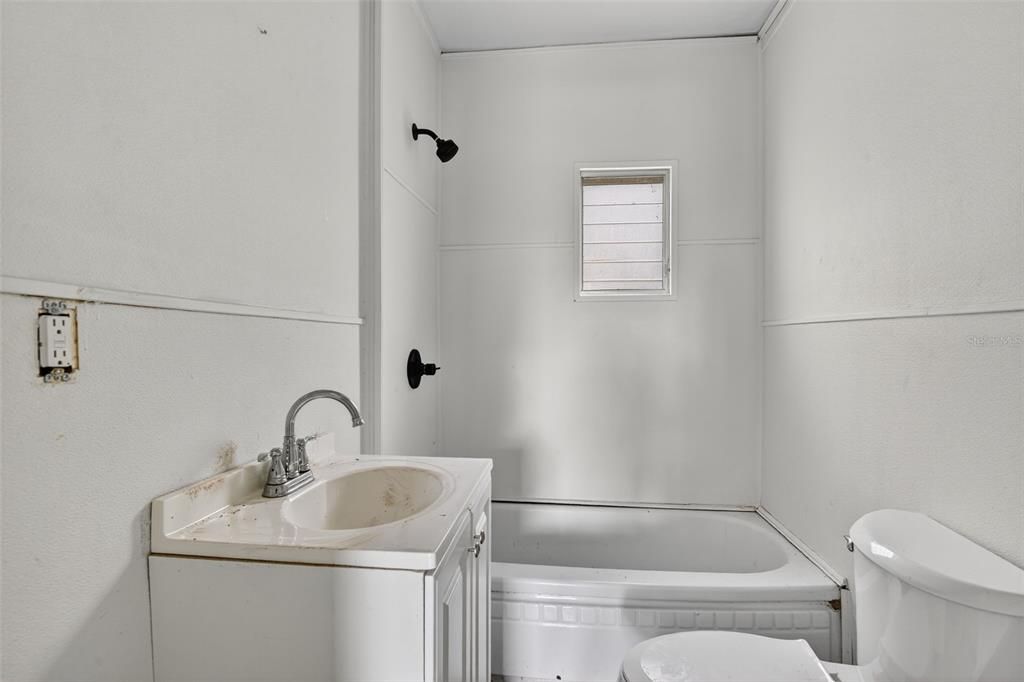 For Sale: $119,990 (2 beds, 1 baths, 682 Square Feet)