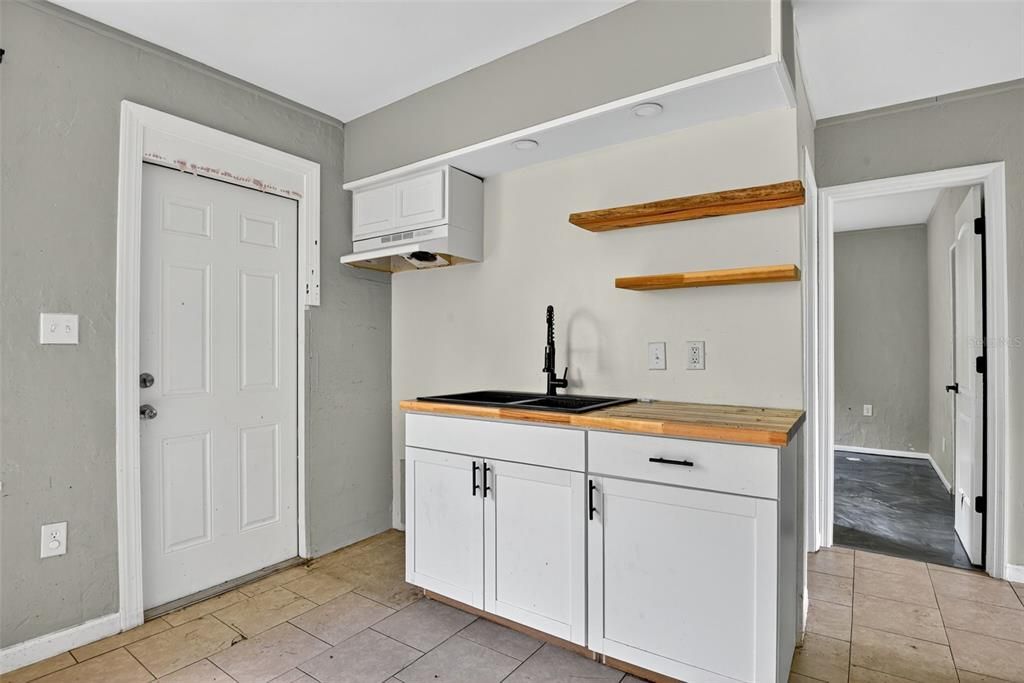 For Sale: $119,990 (2 beds, 1 baths, 682 Square Feet)