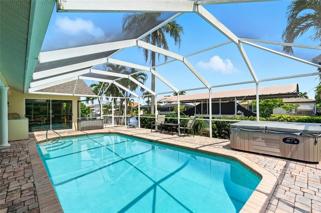 Activo con contrato: $750,000 (4 camas, 2 baños, 2373 Pies cuadrados)