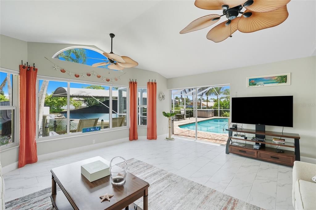 Activo con contrato: $750,000 (4 camas, 2 baños, 2373 Pies cuadrados)